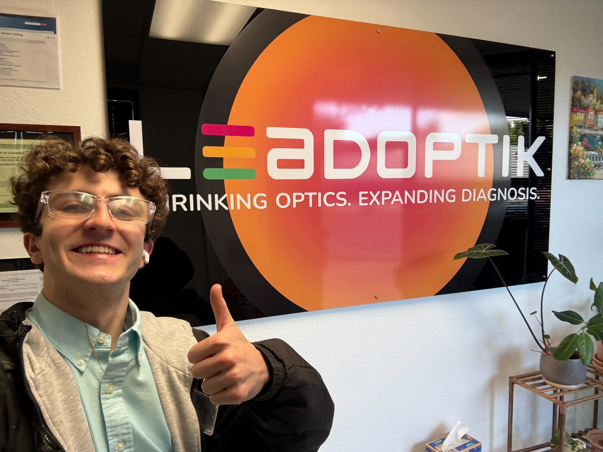 IMG_3441 (1) Antranig with Leadoptik sign.