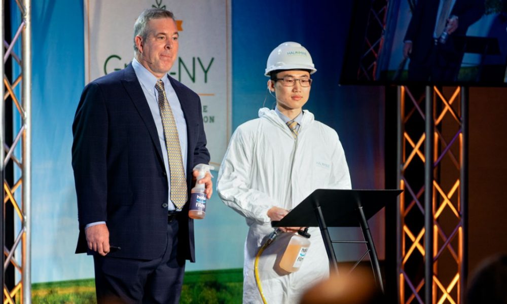 CEO Ted Eveleth, MBA ’90, and CTO Mingyu Qiao give a presentation on their company, Halomine, during the 2019 Grow-NY competition in Rochester.